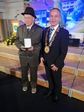 Predsednik LD Loški Potok Stanko Anzeljc po prevzemu nagrade