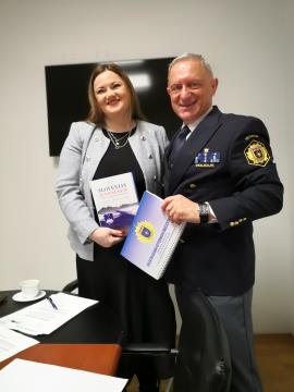 Podžupanja s članom Veteranskega policijskega društva Sever